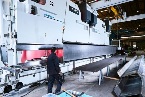 Fotografia corporate aziendale, realizzata da OG Studio fotografico di Vicenza, fotografia di industrie, macchine, presse, lavorazioni meccaniche, lavorazioni artigianali, fotografia realizzata per l'azienda Zoppelletto di Cavazzale a Vicenza