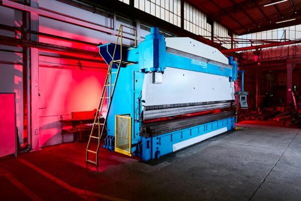 Fotografia corporate aziendale, realizzata da OG Studio fotografico di Vicenza, fotografia di industrie, macchine, presse, lavorazioni meccaniche, lavorazioni artigianali, fotografia realizzata per l'azienda Zoppelletto di Cavazzale a Vicenza