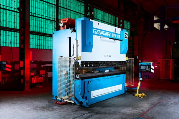 Fotografia corporate aziendale, realizzata da OG Studio fotografico di Vicenza, fotografia di industrie, macchine, presse, lavorazioni meccaniche, lavorazioni artigianali, fotografia realizzata per l'azienda Zoppelletto di Cavazzale a Vicenza