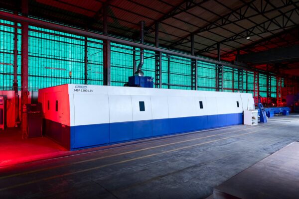 Fotografia corporate aziendale, realizzata da OG Studio fotografico di Vicenza, fotografia di industrie, macchine, presse, lavorazioni meccaniche, lavorazioni artigianali, fotografia realizzata per l'azienda Zoppelletto di Cavazzale a Vicenza