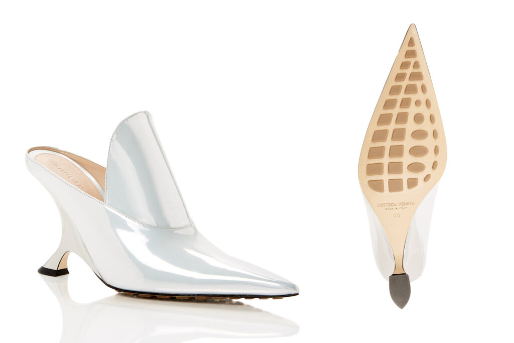 Fotografia di prodotti per e-commerce e e-shop realizzata da studio fotografico OG Studio di Vicenza, fotografia scarpe da donna su sfondo bianco