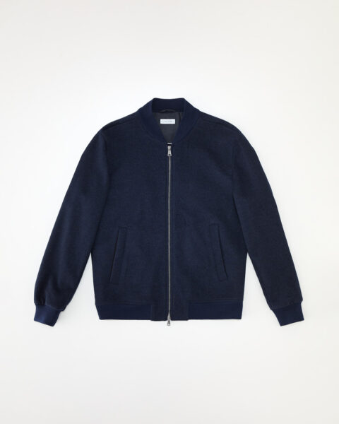 Fotografia di capi d'abbigliamento per e-commerce ed e-shop realizzata da studio fotografico OG Studio di Vicenza, fotografia di giacche e capispalla in cachemere per il brand Giadero