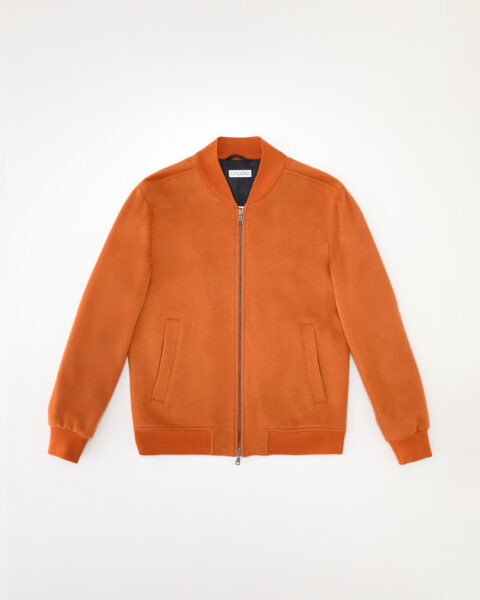 Fotografia di capi d'abbigliamento per e-commerce ed e-shop realizzata da studio fotografico OG Studio di Vicenza, fotografia di giacche e capispalla in cachemere per il brand Giadero