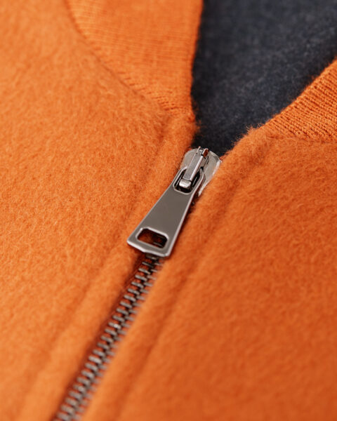 Fotografia di capi d'abbigliamento per e-commerce ed e-shop realizzata da studio fotografico OG Studio di Vicenza, fotografia di giacche e capispalla in cachemere per il brand Giadero