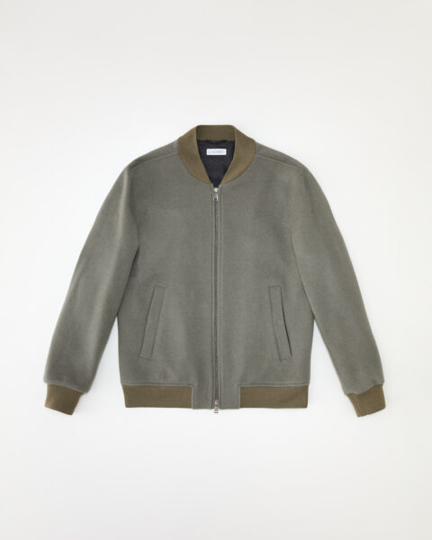 Fotografia di capi d'abbigliamento per e-commerce ed e-shop realizzata da studio fotografico OG Studio di Vicenza, fotografia di giacche e capispalla in cachemere per il brand Giadero